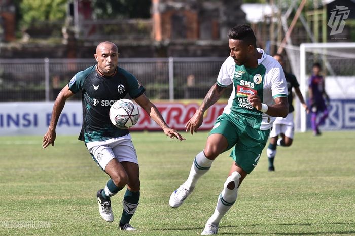Striker PSS Sleman, Wander Luiz (kiri) saat laga melawan Tira Persikabo