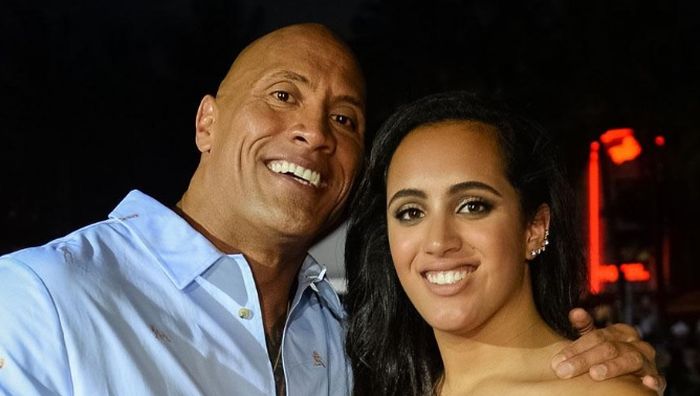 Dwayne Johnson atau The Rock (kiri) bersama putrinya, Simone Johnson, yang kini bergabung dengan ajang gulat hiburan WWE.