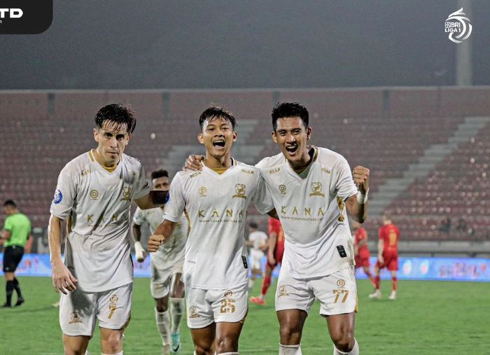 Selebrasi alumni timnas U-17 Indonesia, Riski Afrisal, saat mencetak gol ke gawang Persija Jakarta dalam debutnya untuk Madura United di Liga 1 2023/2024.