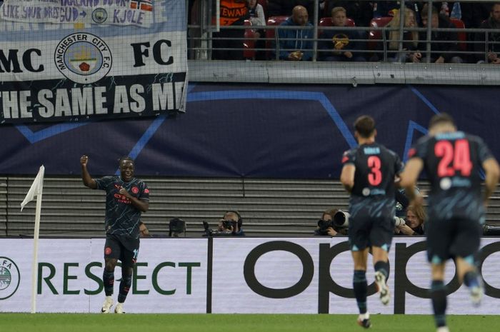 Jeremy Doku merayakan golnya untuk Manchester City ke gawang RB Leipzig pada duel Liga Champions di Red Bull Arena (4/10/2023).