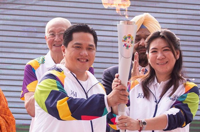 Erick Tohir dan Susy Susanti saat menerima obor berisi api abadi Asian Games 1951 