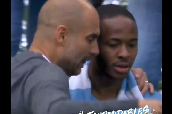 Pelatih Manchester City, Pep Guardiola (kiri), berbicara dengan Raheem Sterling seusai laga final Piala FA melawan Watford di Stadion Wembley, Sabtu (18/5/2019).