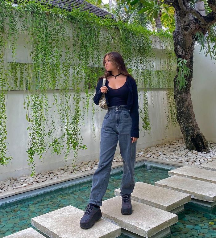 Padu padan outfit hitam ala anak Liza Natalia