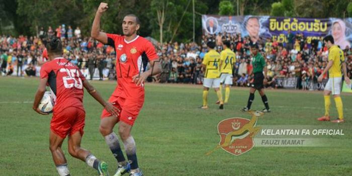 Penyerang Kelantan FA, Bruno Lopes merayakan gol yang dicetaknya ke gawang Buriram United pada uji c