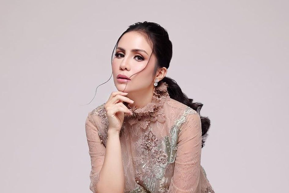 Momo Geisha Unggah Foto Bergaya Kenakan Dress Mewah Netizen Justru Salfok Dengan Benda Di Belakangnya Ada Apa Ya