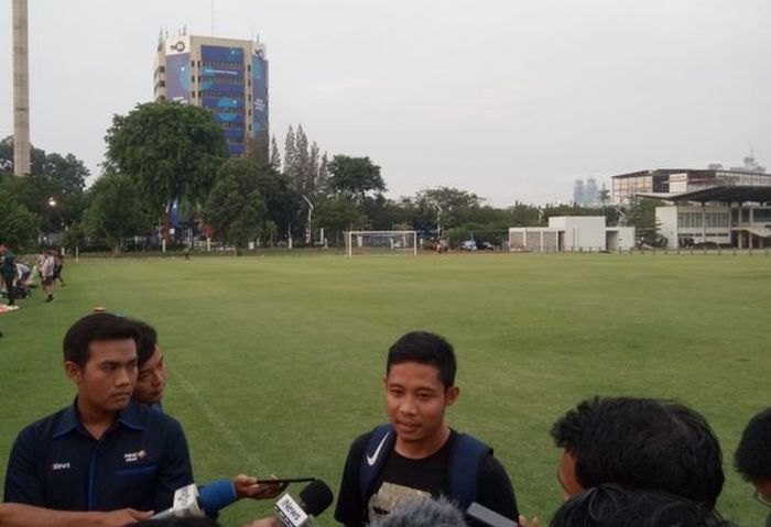 Gelandang timnas Indonesia, Evan Dimas saat diwawancarai para wartawan, usai timnas sepak bola SEA Games 2019 menjalani sesi latihan di Lapangan G Kompleks GBK, Jakarta, Jumat (15/11/2019) sore.