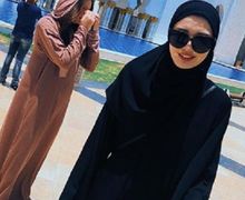 Kenakan Hijab, Sabina Altynbekova Pamerkan Kemegahan Grand Mosque di Abu Dhabi