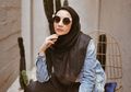 Kumpul Bersama Keluarga dan Sahabat Saat Rayakan Ulang Tahun, Zaskia Sungkar Tampil Santun dengan Gamis Hitam yang Elegan