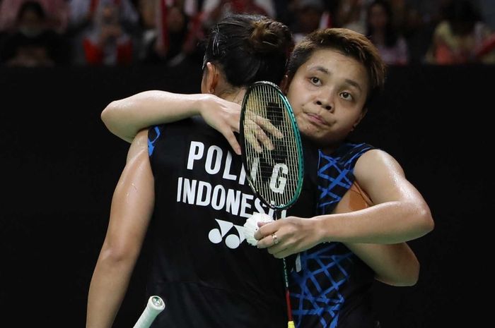 Pemain ganda putri Indonesia, Apriyani Rahayu, memeluk Greysia Polii.