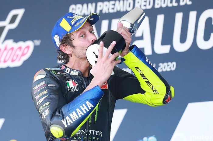 Valentino Rossi merupakan satu-satunya pembalap dalam sejarah yang mampu meraih setidaknya satu podium per musim selama 25 tahun beruntun