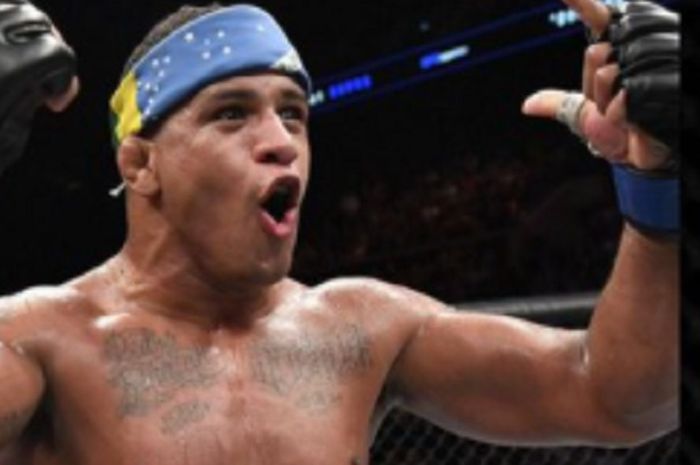 Sedang menganggur, Gilbert Burns menyentil Dustin Poirier untuk berduel di kelas welter UFC.