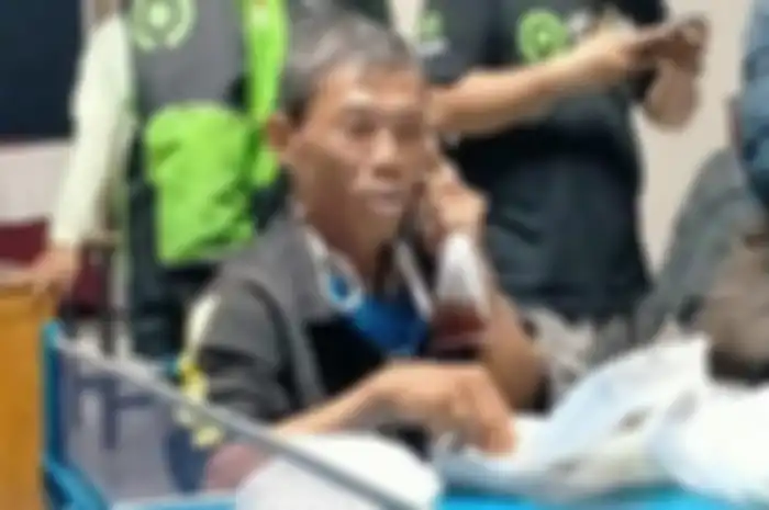Tak hanya diming-imingi dana besar Rp 700 ribu, Mbah Mul sapaan akrabnya, pelanggan pria tersebut merayu sehingga membuatnya iba.