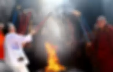 Ritual pengambilan api Dharma Tri Suci Waisak 2563 BE/2019 di kawasan obyek wisata Api Abadi Mrapen di Grobogan, Jawa Tengah, Jumat (17/5/2019) siang. 