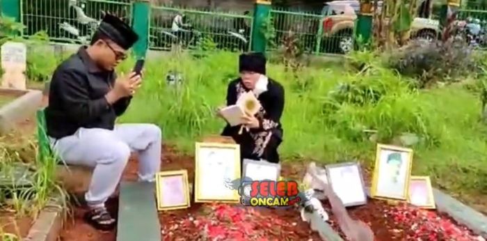 Ini yang dilakukan Faisal dan Dewi Zuhriati di makam Vanessa Angel dan Bibi