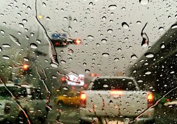Jakarta Siang Diperkirakan Hujan Ringan, Kedinginan dalam Mobil Lakukan Ini