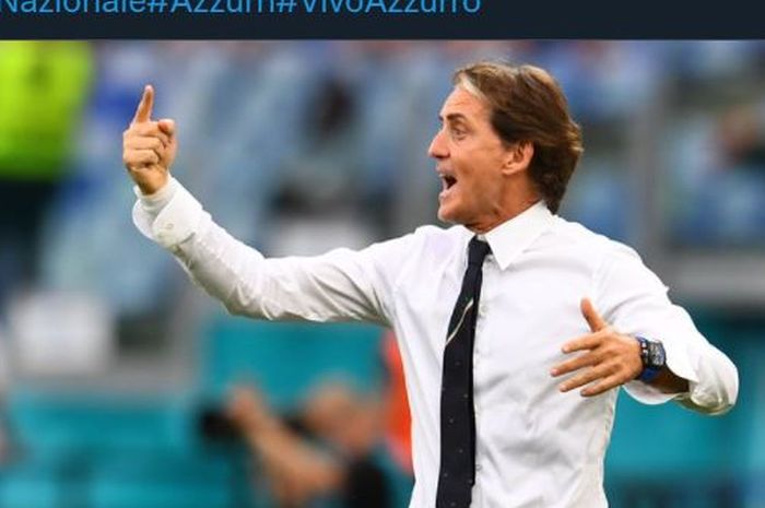 Pelatih timnas Italia, Roberto Mancini, memberikan instruksi.