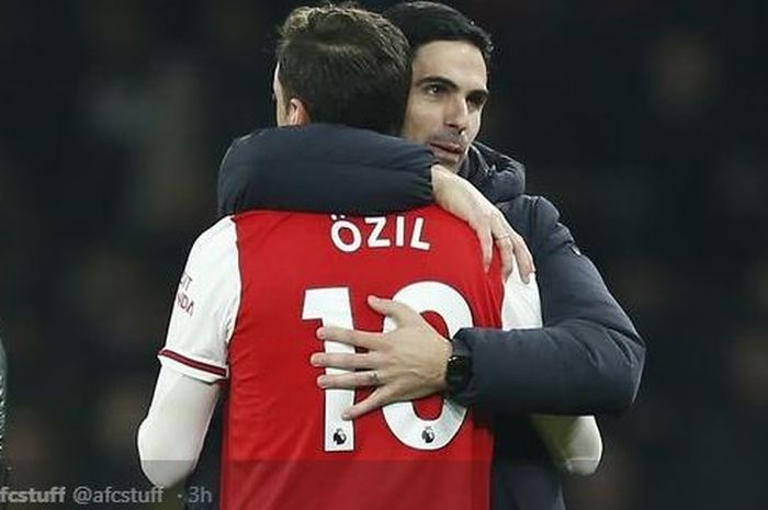 Mikel Arteta memeluk Mesut Oezil dalam pertandingan Arsenal vs Manchester United di Stadion Emirates, London, 1 Januari 2020.