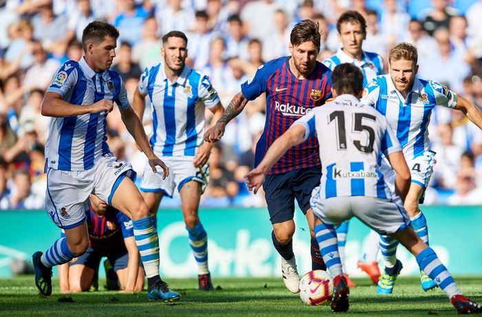 Penyerang Barcelona, Lionel Messi, beraksi kontra Real Sociedad pada LaLiga musim 2018-2019.