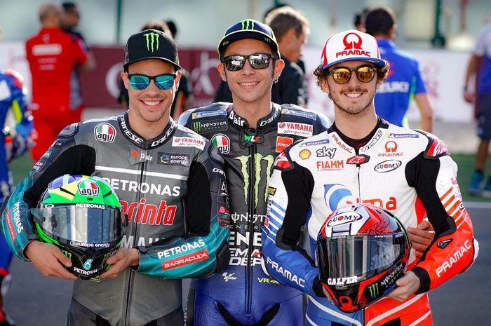 Francesco Bagnaia (kanan), akan mengikuti jejak gurunya Valentino Rossi (tengah) dari tim satelit ke tim pabrikan di MotoGP