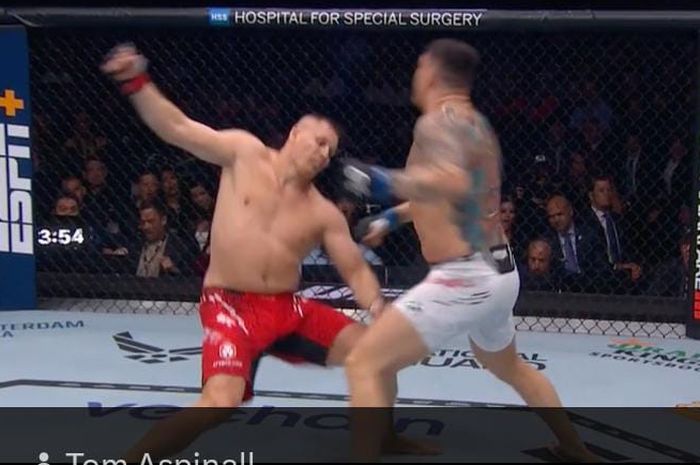 Tom Aspinall menjatuhkan Sergei Pavlovich pada laga co-main event UFC 295 yang digelar di Madison Square Garden, New York, Amerika Serikat, Sabtu, 11 November 2023