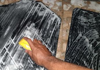 Perawatan Karpet Mobil Bahan Karet, Cuman Pakai Sabun Cuci Piring?