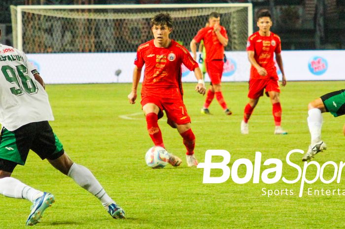 Winger Persija Jakarta, Ryo Matsumura dikepung beberapa pemain PSS Sleman di pekan ke-23 Liga 1 2023/2024, Sabtu (16/12/2023)