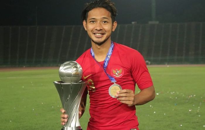 Gelandang timnas U-23 Indonesia, Gian Zola, memegang trofi Piala AFF U-22 2019. 