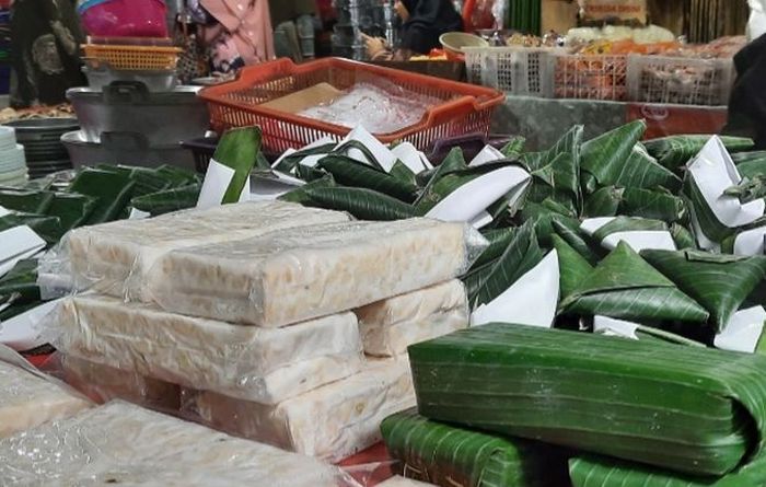 Penjualan tempe di pasar tradisional.