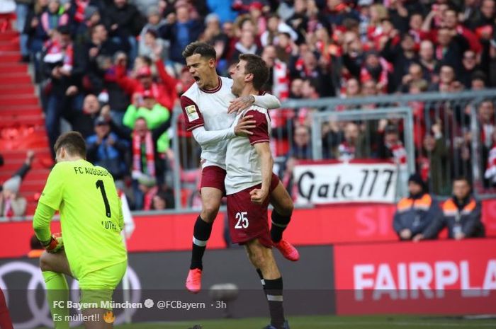 Penyerang Bayern Muenchen, Thomas Mueller (Kanan) dan Philippe Coutinho merayakan gol yang ia cetak ke gawang Augsburg pada pekan ke-25 Bundesliga 2019-2020, Minggu (8/3/2020).