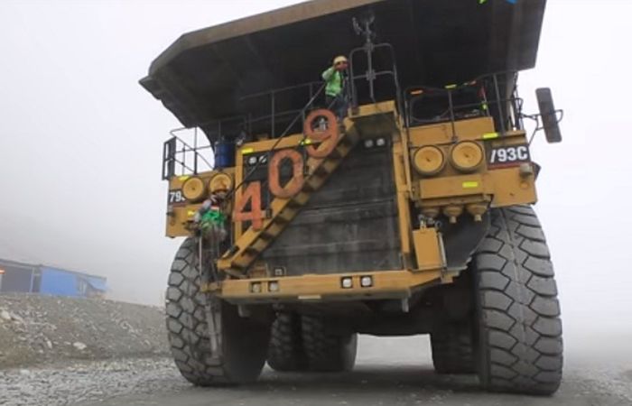 Di Balik Truk Raksasa Tambang Freeport Ada Perempuan Perempuan Tangguh Di Belakang Setir Semua Halaman Intisari