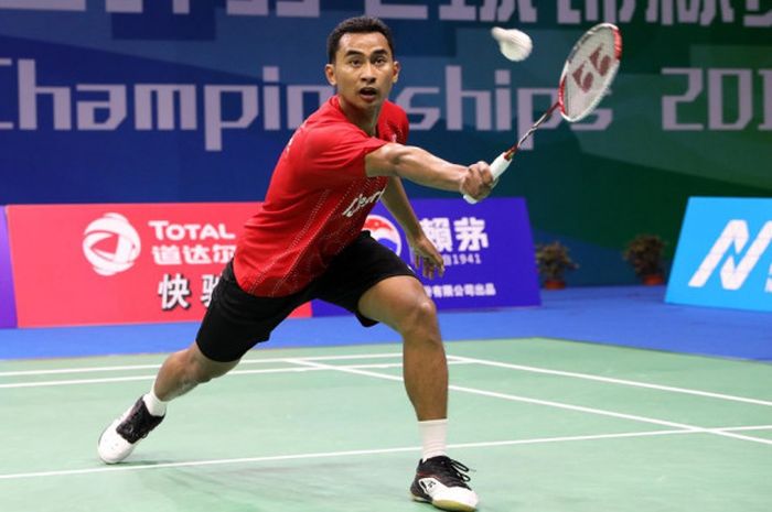 Pebulu tangkis tunggal putra Indonesia, Tommy Sugiarto, saat menjalani pertandingan melawan Kalle Ko