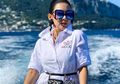 Bukan Tas Hermes, Syahrini Tampil Elegan Pakai Dress Merah Sambil Jinjing Tas Rotan Unik di Italia