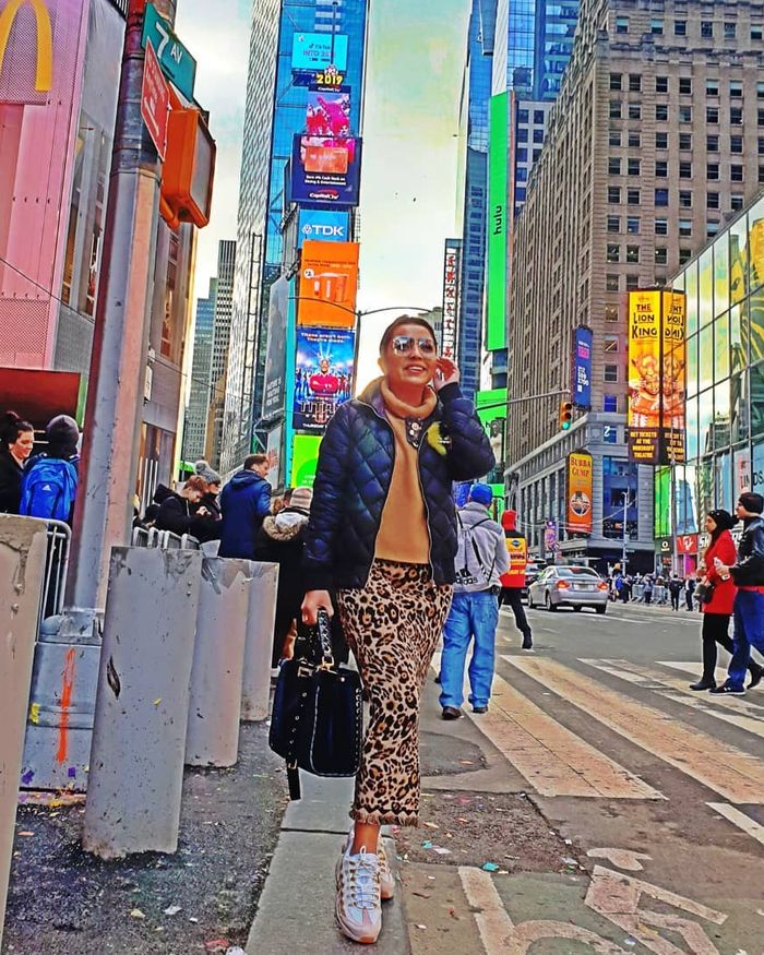 Gaya elegan dan modis Mayangsari saat kenakan celana motif leopard