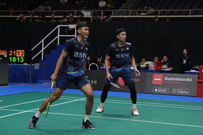 Ganda putra Indonesia, Muhammad Shohibul Fikri/Bagas Maulana, saat bertanding pada babak pertama Singapore Open 2023 di Singapore Indoor Stadium, Kallang, Singapura, 7 Juni 2023.