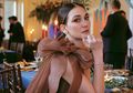 Koleksi Terbatas dan Mahal! Luna Maya Makin Terlihat Tajir Kala Pakai Sweater dan Tas Gucci Gambar Mickey Mouse di Tokyo