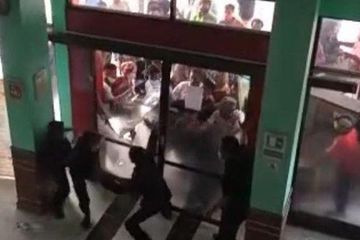 Pintu Kaca RSUD Brebes Pecah, Usai Sejumlah Warga Berbondong-bondong Jemput Paksa Jenazah Pasien Covid-19