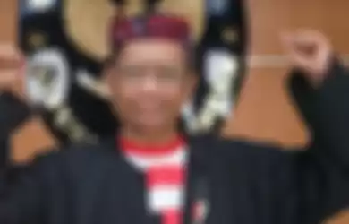 Menteri Koordinator Bidang Politik, Hukum, dan Keamanan (Menko Polhukam) Mahfud MD mengikuti upacara perayaan kemerdekaan ke-75 Republik Indonesia di Istana dengan mengenakan baju Sakera.  