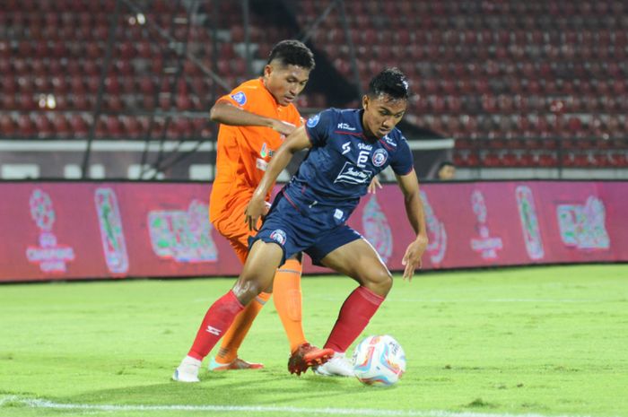 Pemain Arema FC Arkhan Fikri saat berduel dengan pemain Borneo FC dalam laga pekan ke-15 Liga 1 2023-2024 yang berlangsung di Stadion Kapten I Wayan Dipta, Gianyar, Bali, Jumat (6/10/2023).