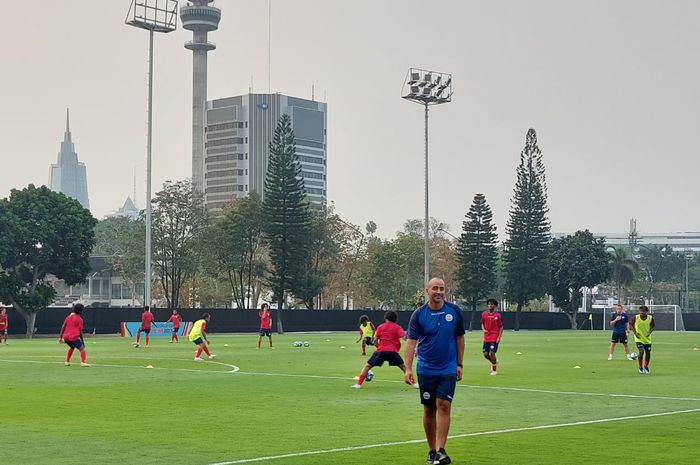 Pelatih timnas U-17 Kaledonia Baru saat memimpin latihan di Lapangan A, GBK, Senayan, Jakarta, Kamis (9/11/2023)