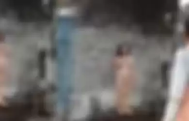 Unggahan video seorang dokter tanpa pakaian keluar rumah dan berdiri di pinggir jalan 