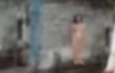 Viral video seorang wanita telanjang berdiri di pinggir jalanan Kota Surabaya