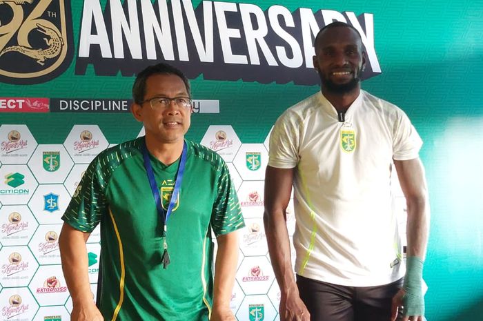 Pelatih Persebaya Surabaya, Aji Santoso dan Yohanes Kandaimu, pada sesi jumpa pers jelang pertandingan melawan Persija Jakarta, Sabtu (17/6/2023).