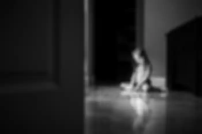 Seorang gadis kecil berusia 10 tahun menjadi korban kekerasan seksual saat ia tengah asik menonton kartun.