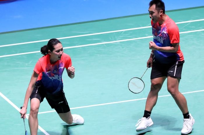 Pasangan ganda camouran Indonesia, Hafiz Faizal/Gloria Emanuelle Widjaja, bereaksi setelah memastikan diri ke semifinal Japan Open 2019 di Musashino Forest Sport Plaza, Jumat (26/7/2019).