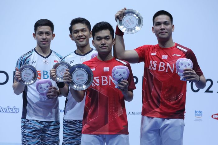 Ganda putra Indonesia Fajar Alfian/Muhammad Rian Ardianto (kiri) dan Leo Rolly Carnando/Daniel Marthin (kanan) saat berpose di podium Singapore Open, Minggu (17/7/2022)