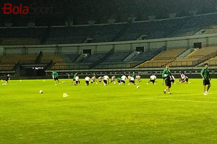 Official Training Timnas Indonesia jelang lawan Curacao di Stadion Gelora Bandung Lautan Api (GBLA), Bandung, Jumat (23/9/2022).