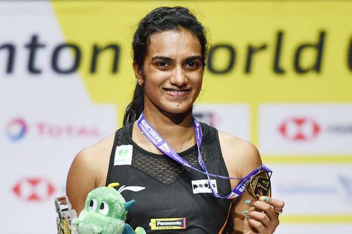 Pebulu tangkis tunggal putri India, PV Sindhu, berpose dengan medali emas Kejuaraan Dunia 2019 yang dia raih seusai mengalahkan Nozomi Okuhara (Jepang) pada babak final di St. Jakobshalle, Basel, Swiss, Minggu (25/8/2019).