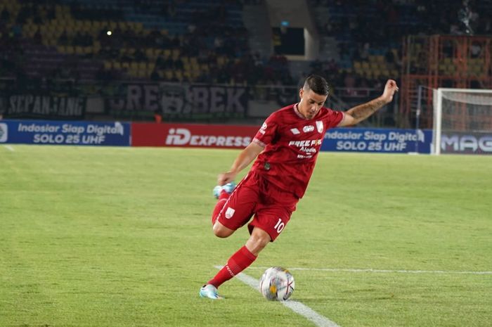 Pemain Persis Solo, Alexis Messidoro saat laga lawan Persebaya Surabaya di Stadion Manahan, Solo, pada Sabtu (24/6/2023).