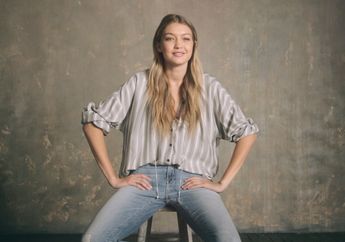 8 Fashion Kasual dengan Celana Jeans Buat ke Kampus ala Gigi Hadid