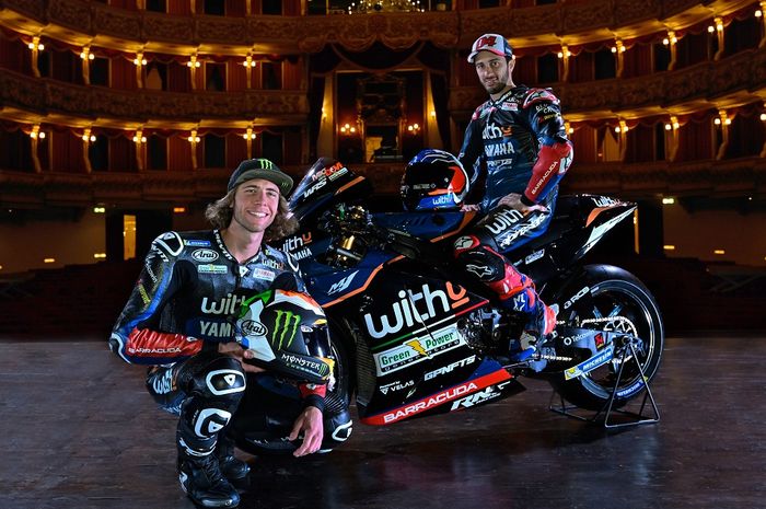 Foto Darryn Binder dan Andrea Dovizioso dalam peluncuran tim WithU Yamaha RNF Racing untuk MotoGP 2022 yang digelar di Verona, Italia, 24 Januari 2022.